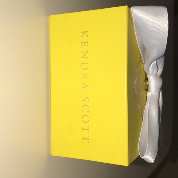 Kendra Scott Necklace “Elisa” - Picture 3 of 3